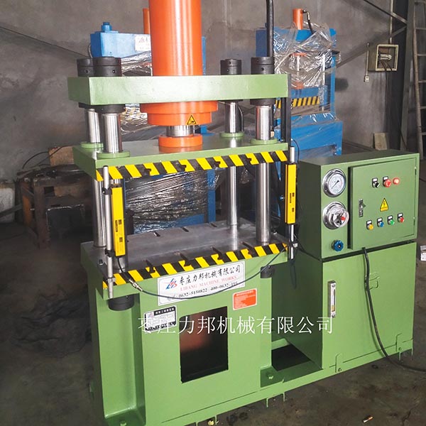 枣庄撸撸网站视频液压切边机车间场景图